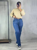 Pantalón de jean azul de corte wide leg, con cintura alta y terminación desflecada en el ruedo.