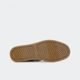 Alpargata gris de lona de algodón reciclado antidesgarros y talón de gamuza desgastada. Tiene suela de goma, plantilla extraíble OrthoLite® Eco LT-Hybrid™, forro de mezcla de poliéster reciclado REPREVE® y banda elástica para un fácil ajuste.