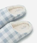 Pantufla cerrada de mujer con estampado de cuadros en tonos rosado y blanco, con interior forrado en material suave y suela de goma.