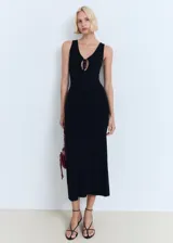 Vestido midi de punto fino color negro, sin mangas, con tirantes anchos, escote en pico y detalle de lazo frontal en el escote.