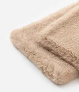 Bufanda de pelo sintético en color beige, con textura suave y voluminosa, ideal para climas fríos.