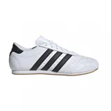 Championes Adidas Taekwondo Lace blancos con las tres tiras laterales en negro y suela color caramelo.