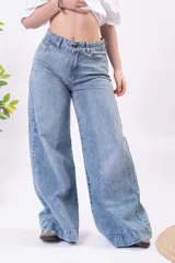 Pantalón wide leg de denim celeste claro, con tiro medio y corte holgado de perneras anchas, con dobladillo marcado en los bajos.
