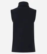 Blusa sin mangas de punto color negro, con cuello alto y superficie lisa.