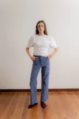 Pantalón de corte recto tipo jean, confeccionado en pana elastizada color azul grisáceo. Presenta bolsillos traseros con detalles bordados florales.