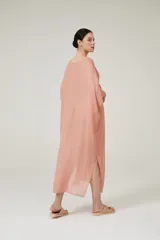 Túnica larga color rosa viejo, de corte holgado y mangas cortas.