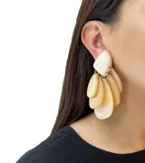 Par de aros colgantes con clip, hechos de resina combinada en una gama de colores que incluye amarillo, naranja y rojo. Diseño moderno y atemporal con movimiento.