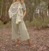 Pantalón color verde claro, de corte ancho y largo ¾, con cintura elastizada y bolsillos laterales.