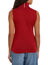 Sweater rojo de punto sin mangas con cuello alto.