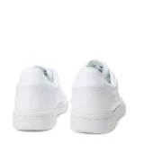 Championes urbanos New Balance de la línea Lifestyle, con diseño inspirado en el tenis. Presentan una silueta de corte bajo en color blanco total, confeccionados con una combinación de cuero y materiales sintéticos. Incluyen el logo N característico en los laterales, cierre con cordones y suela de goma resistente.