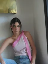 Top celeste y blanco a rayas horizontales, con escote asimétrico y bretel ancho color rosa.