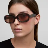 Lentes de sol modelo Dashi con armazón de policarbonato color carey (tortoise) y forma semi cuadrada 3D redondeada. Poseen lentes polarizados color marrón con protección UV400.