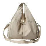 Cartera hobo amplia de nylon liviano, con manijas de hombro y correa bandolera regulable y desmontable. Cuenta con bolsillos laterales y cierre superior.