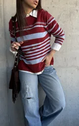 Sweater fluido de punto con diseño de rayas horizontales en color bordó y celeste, de manga larga y cuello redondo.