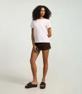 Remera básica de manga corta y cuello redondo, confeccionada en algodón de color celeste.