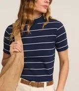 Blusa de ribana color marrón con rayas horizontales blancas, cuello medio, mangas cortas y corte ajustado.