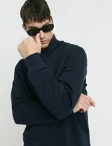 Sweater básico de cuello redondo y manga larga, confeccionado en tejido circular con puños y cuello en tejido canalé.