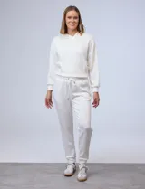Pantalón jogger blanco de corte holgado, con pretina ancha elastizada, lazo de ajuste, bolsillos delanteros y puños elastizados.