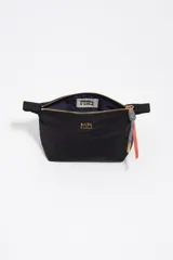 Neceser de diseño trapecio confeccionado en nylon color bordó, con cierre superior y logo de la marca estampado en dorado en el frente.