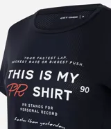 Remera deportiva de corte regular, confeccionada en microfibra con tecnología Dry para mayor transpirabilidad. Presenta cuello redondo, mangas cortas y un estampado frontal con lettering.