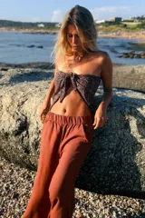 Maxi pañuelo triangular de seda peach sublimada con estampado de leopardo.