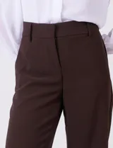 Pantalon wide leg de gabardina elastizada, con pretina con pasadores, cierre frontal con botón y broche, y bolsillos simulados tanto en la parte delantera como en la trasera.