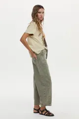 Jean verde militar de corte barrel con pinzas estructurales y diseño holgado.