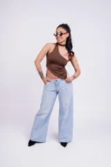 Pantalón de jean celeste claro, de tiro bajo y corte wide leg.