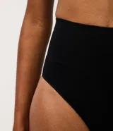 Kit de dos bombachas de cintura alta marca Lov, confeccionadas en tejido sin costuras con diseño anatómico y laterales largos para mayor comodidad.