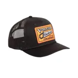 Gorra tipo trucker de color negro con paneles traseros de malla para ventilación. Presenta un parche rectangular naranja en el frente con el logo de Volcom y diseño de sierra.