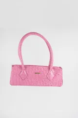 Cartera tipo baguette color rosado con textura efecto cocodrilo, diseño alargado y doble asa de hombro.