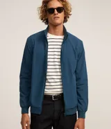 Campera bomber negra con cuello alto, cierre frontal por cremallera, puños y cintura elásticos.