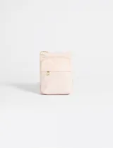 Bandolera negra de poliéster con correa ajustable.