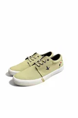 Zapatillas náuticas Santa Barbara Street color beige, con cordones, suela blanca y detalle de logo bordado en el lateral.