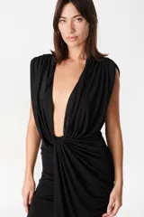 Vestido largo de fiesta color verde oliva, con escote profundo drapeado y falda con frunces laterales que aportan movimiento y caída fluida.