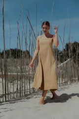 Vestido midi de denim color celeste, con escote recto, breteles finos y corte evasé amplio.