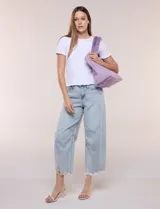 Cartera tipo shopper verde de textura suave y flexible, con doble asa superior fija texturada y compartimento principal amplio con botón metálico.