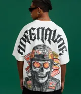 Remera blanca oversize de manga corta, con gran estampado en la espalda de una calavera con casco de motocicleta y tipografía gótica.