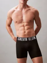 Pack de tres boxers largos de microfibra con cintura elástica distintiva de la marca Calvin Klein. Presentan un diseño minimalista con superficie suave y ajuste de talle medio.