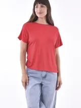 Remera roja de manga corta con corte holgado, cuello redondo y diseño combinado con textura acanalada en la parte superior y lisa en el cuerpo.