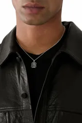 Collar de cadena de eslabones plateados con dije colgante en forma de cruz de hierro (Iron Cross) con acabado envejecido. El dije tiene inscripciones en el centro, incluyendo el nombre "Twojeys".