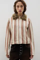 Chaqueta tejida de lana con diseño de rayas verticales en tonos tierra, cierre frontal con cremallera y cuello de pelo sintético.