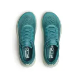 Championes de trail running Merrell modelo Antora 4, color turquesa con entresuela blanca. Presentan parte superior de malla transpirable con refuerzos de TPU, cuello acolchado y suela de goma de alta tracción diseñada para terrenos extremos.