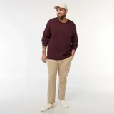 Pantalón chino de corte recto y diseño clásico, confeccionado en algodón elástico de color beige.
