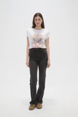 Pantalon de jean gris oscuro, de corte flare y tiro alto, con cierre frontal y bolsillos laterales.