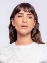 Sweater negro de tejido de punto con cuello redondo y diseño de vainillas en el dorso y mangas.