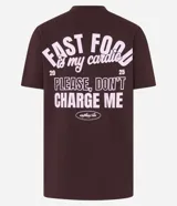 Remera de algodón color marrón con cuello redondo y mangas cortas. Presenta estampa con la frase "Fast Food is my candy" en color rosa.