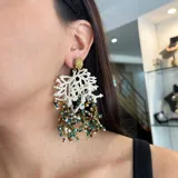 Aros colgantes con forma de coral, hechos a mano con mostacillas blancas, doradas, marrones y verdes.