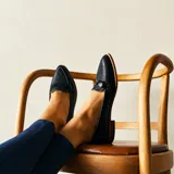 Mocasines de cuero plateado con acabado texturado, diseño clásico con costuras visibles y vira de suela natural cosida. Cuenta con taco plano de 2 cm y plantilla anatómica.