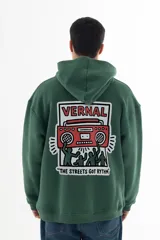 Buzo hoodie verde con estampa en la espalda de una radio roja con personas bailando y la frase "The streets got rythm".